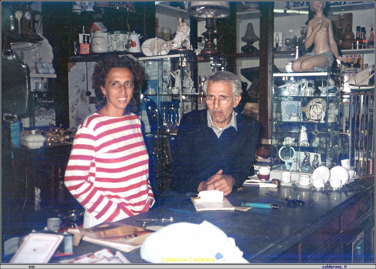 Bianca Ramirez e Andrea Scoppetta nel negozio.jpg