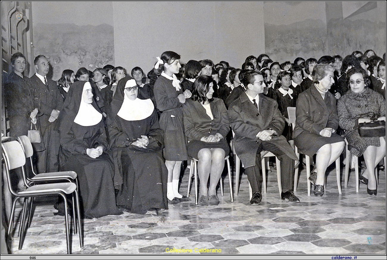 Pubblico nella palestra delle scuole medie.jpg