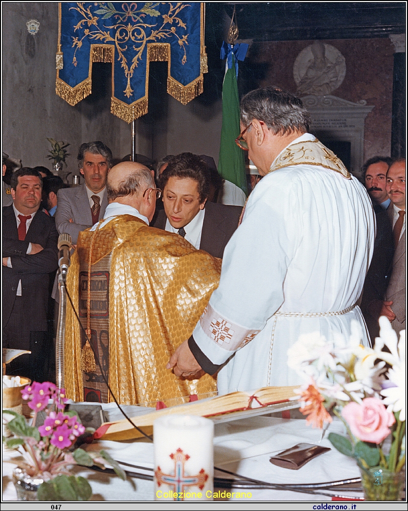Il segno della pace tra il Vescovo Antonio Cantisani e il Sindaco Fernando Sisinni.jpeg