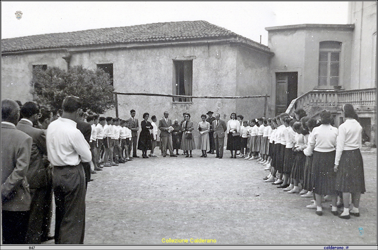 La Preside e gli alunni della Scuola Media.jpg