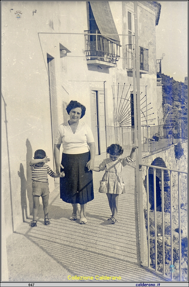 Mafalda Salvato Avigliano al Porto con Umbertino e Maria Grazia.jpg