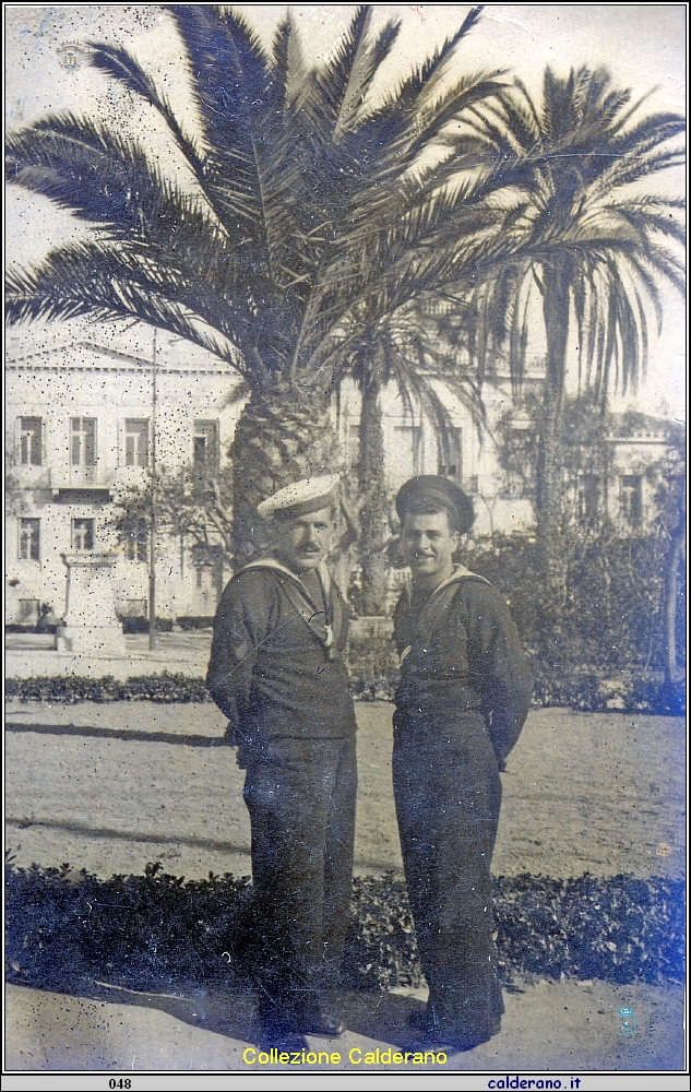 Peppinello Calderano e Gigino Avigliano al porto di Patrasso - 28 aprile 1943 .jpg