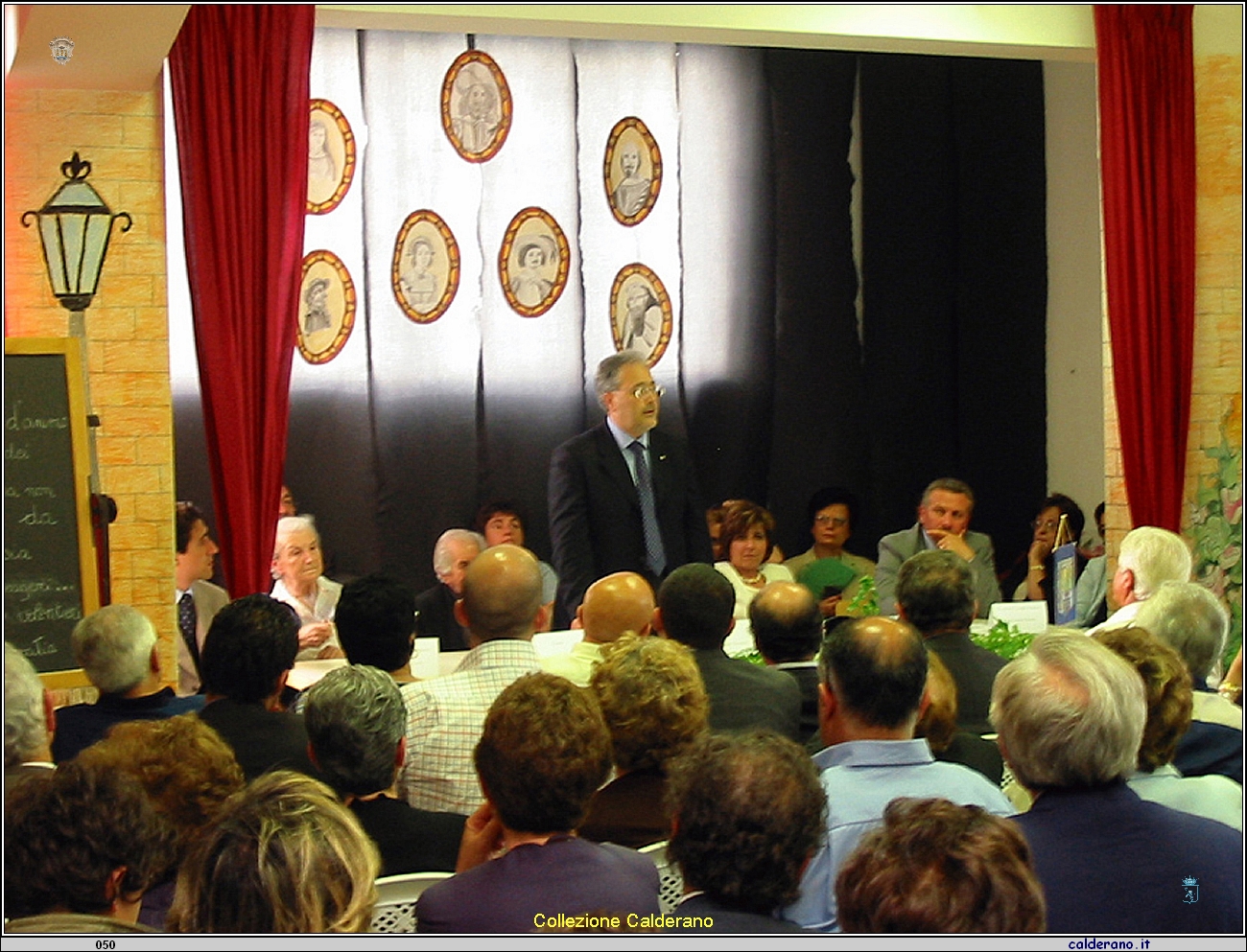 Sindaco Giuseppe Schettino alla Scuola Media.jpg