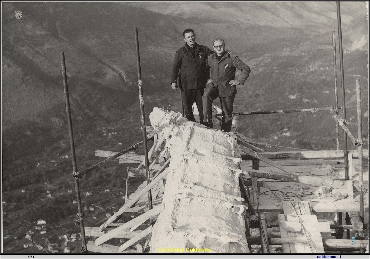 Sulla mano del Cristo Giovanni Laino e Gaetano Santopietro 1964.jpg