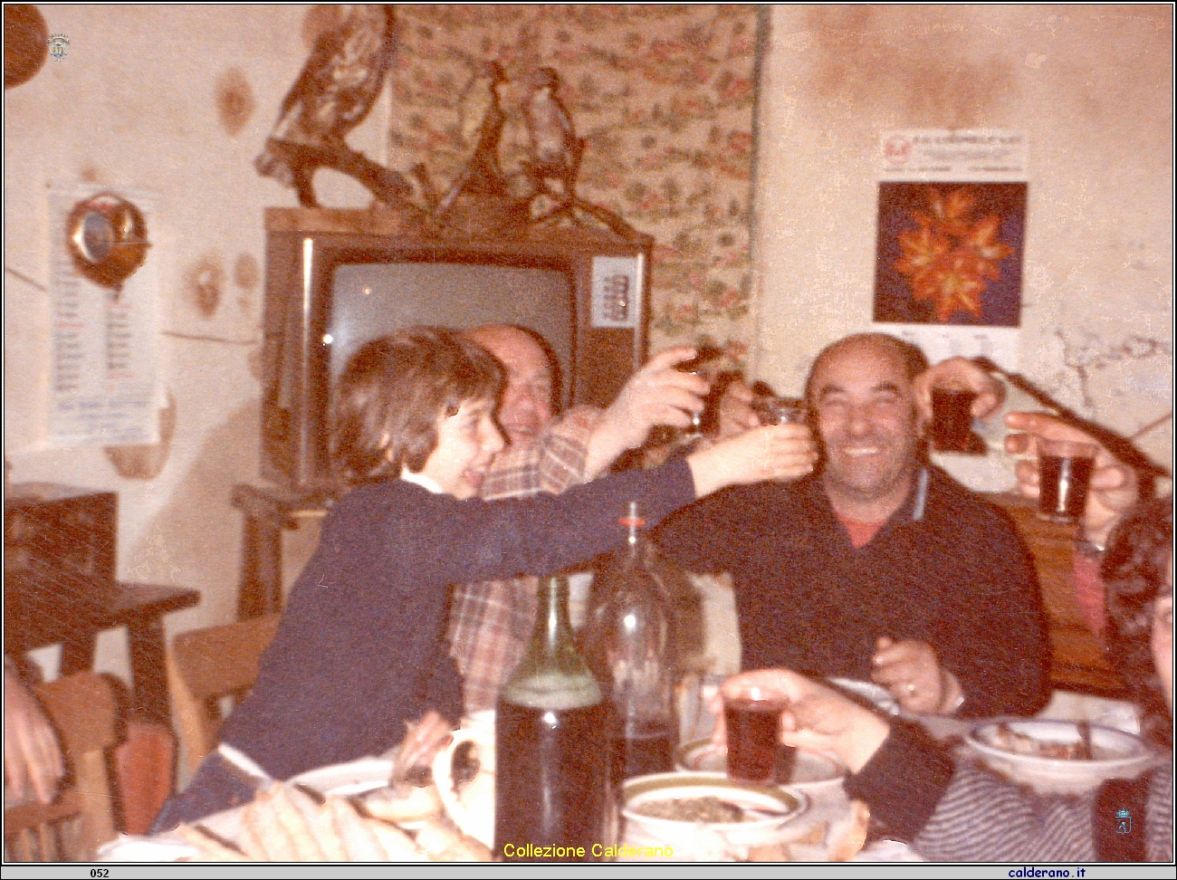 Gennariono Giffuni tra fiaschi di vino.jpg