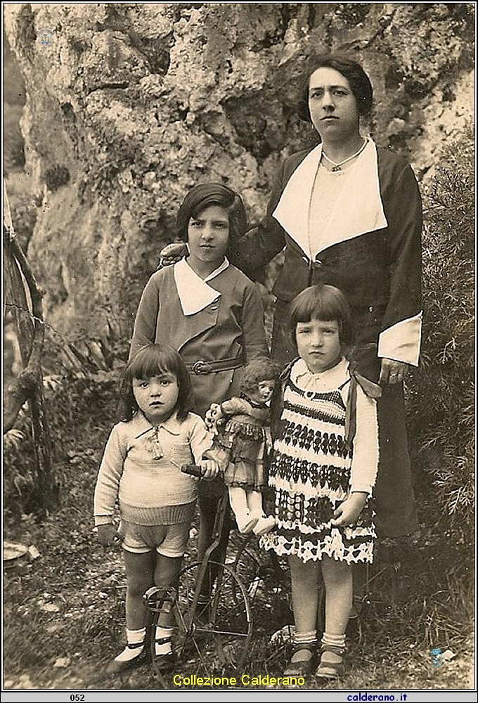 Giannetta Calderano con la Mamma Georgette, e i fratelli Luigi e Italia .jpg