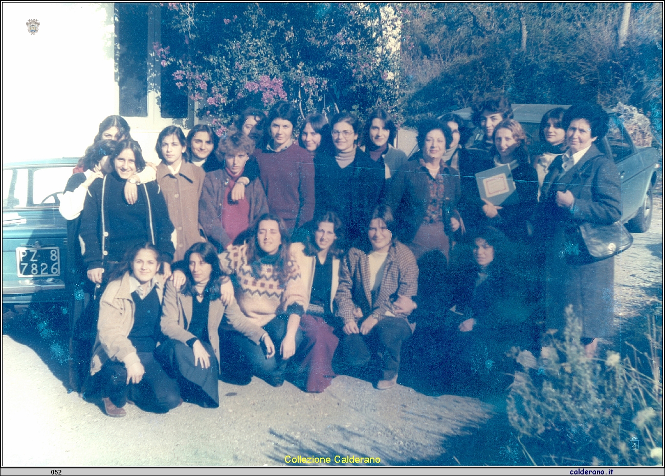 Scolaresca del Magistrale con Antonietta Burza e Lidia D'Orlando.jpg