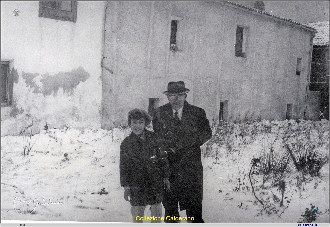 Giuseppe e il papa' Giacomo Labanca nella neve nel mercato.jpeg