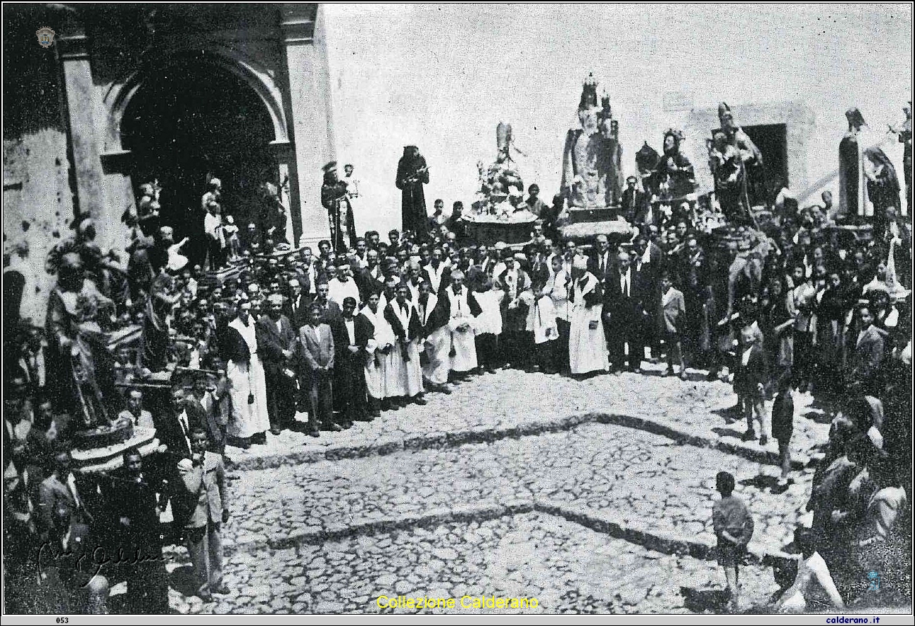 Processione di ringraziamento per la fine della seconda guerra mondiale, con tutte le statue delle chiese di Maratea.jpg