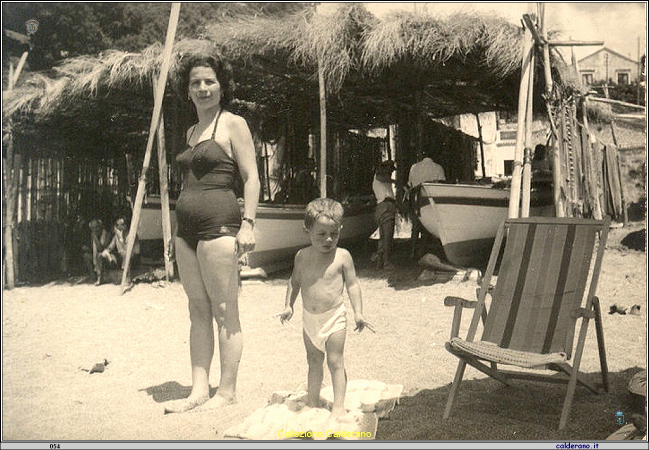 Agnese Ferraro D'Alascio con il figlio Oscar .jpg