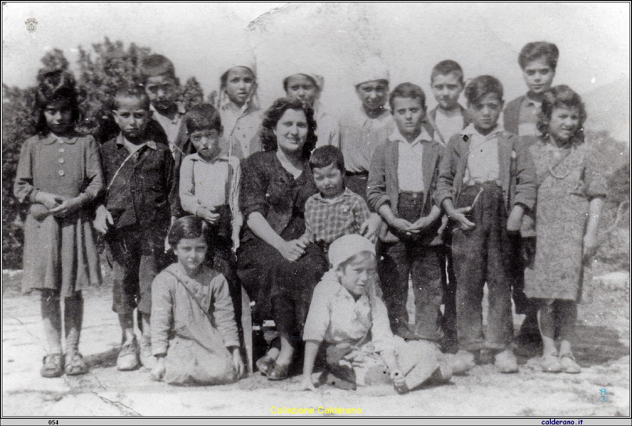 Elsa Picone con i suoi alunni.jpeg