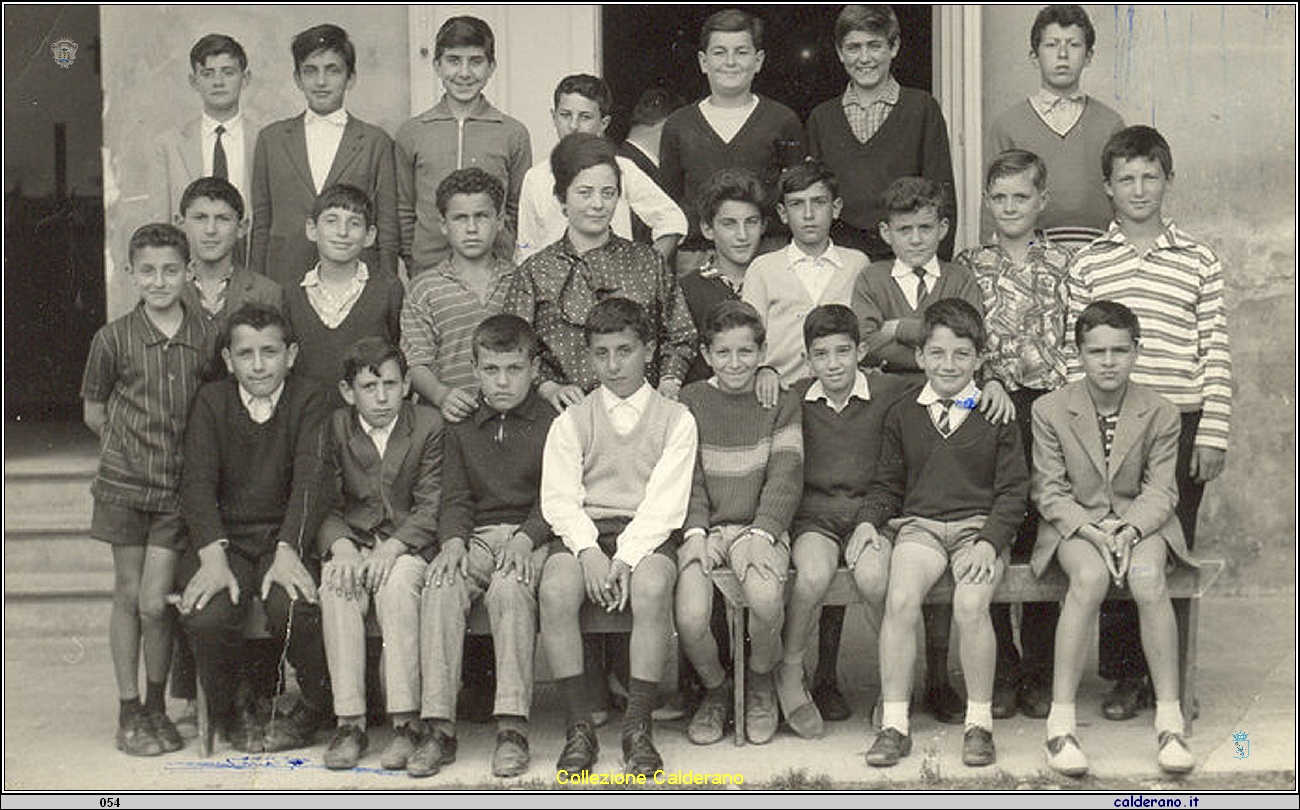 Emilia Calderano con i suoi alunni della Scuola Media .jpg