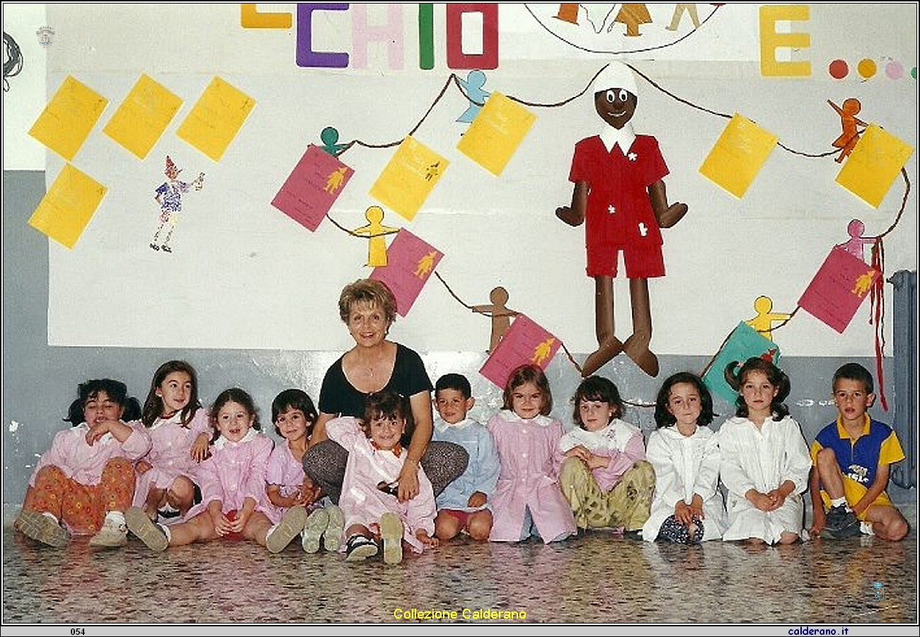 Maria Cernicchiaro con i bambini dell'asilo di Massa .jpg