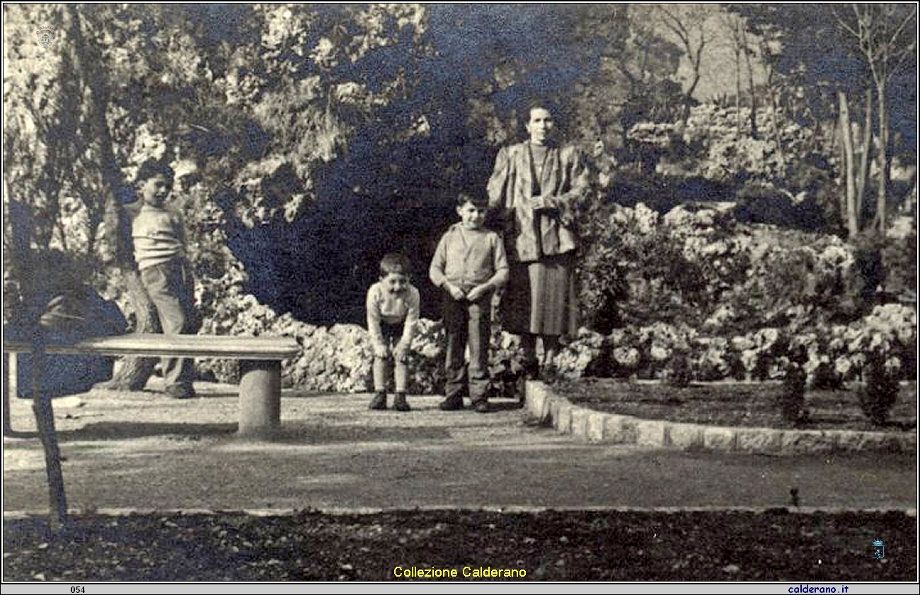Michele, Pierangelo e Gianfranco D'Alascio con la Mamma Agnese Ferraro nella Villa Comunale.jpg