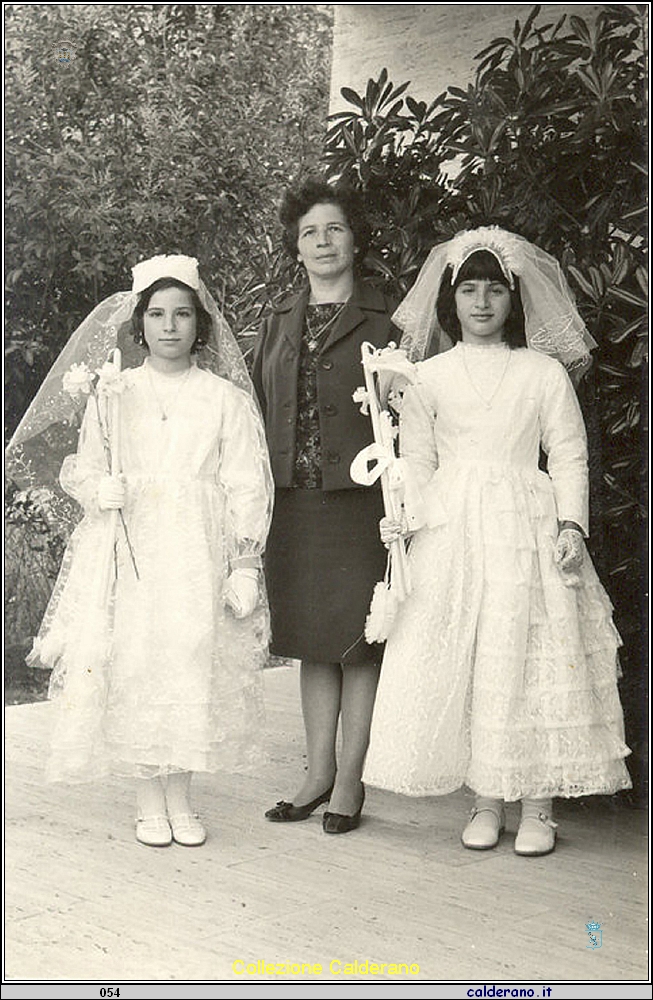 Prime Comunioni di Teresa e Laura Martino con la Maestra Agnese Ferraro D'Alascio.jpg