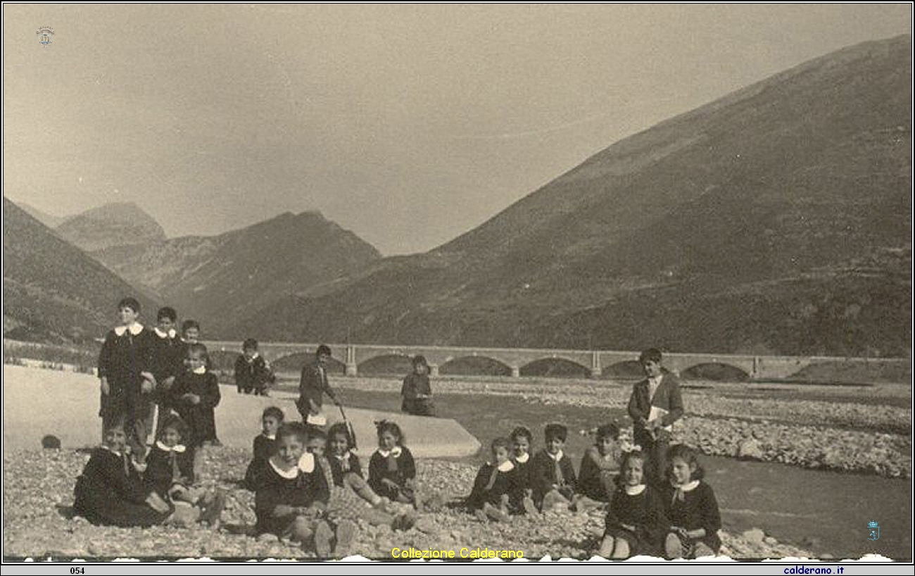 Scolari di Castrocucco sul greto del Fiume Noce.jpg