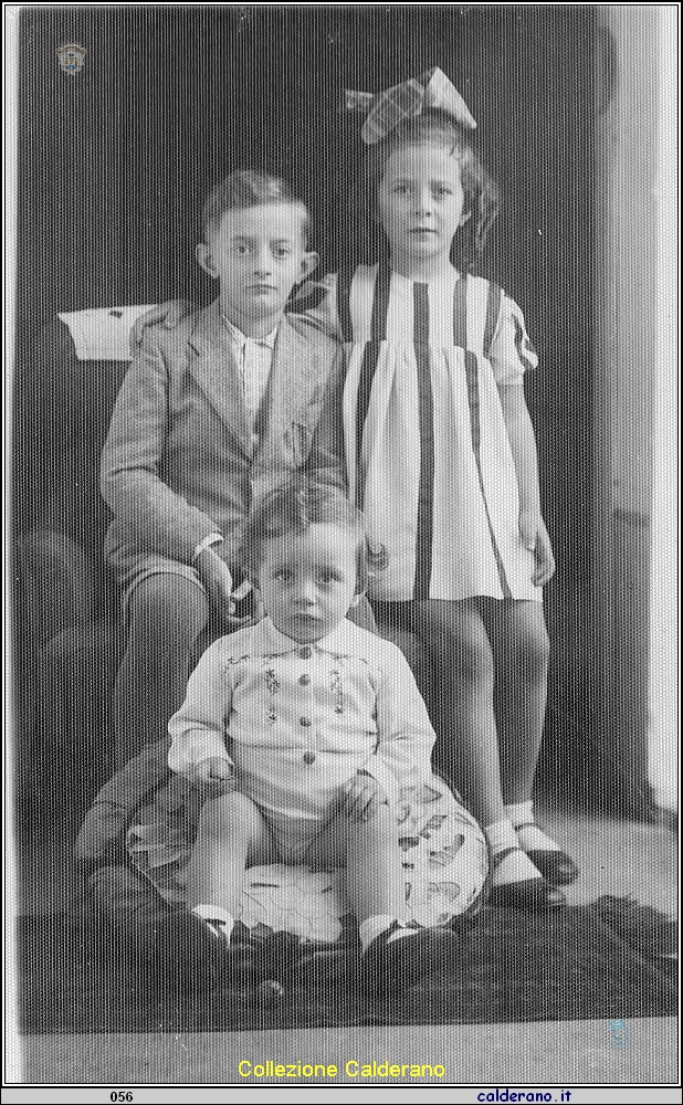 Armando, Emilia e Biasino Calderano 1942.jpg