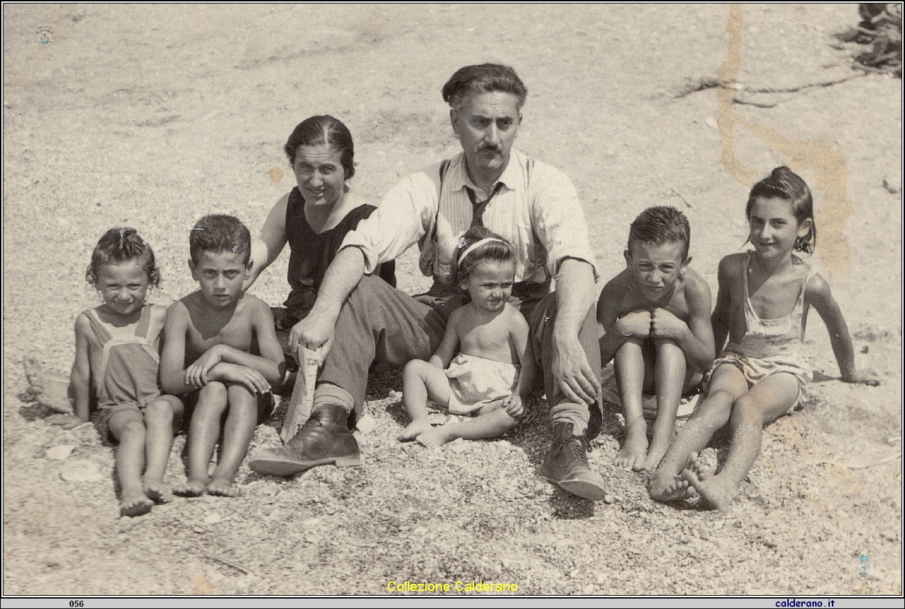 Biagio Schettino con la famiglia al mare - Biasino di Vittoria.jpg