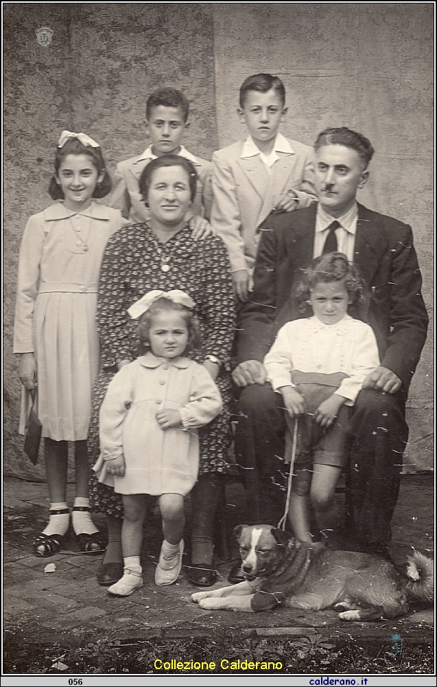 Famiglia Schettino in posa da Mario Brando - Biasini di Vittoria.jpg