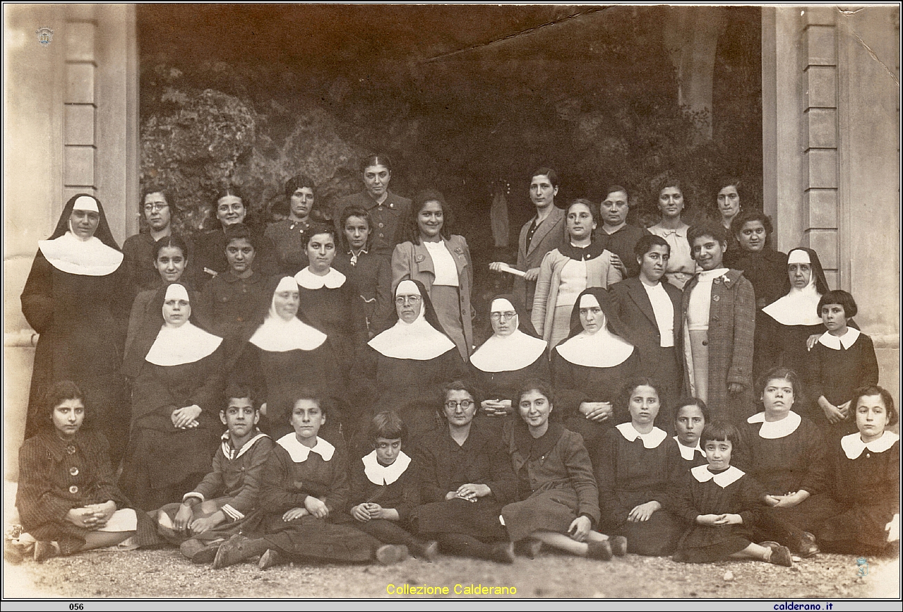 Foto ricordo nella Cappellina di Lourdes 19-11-1939.jpg