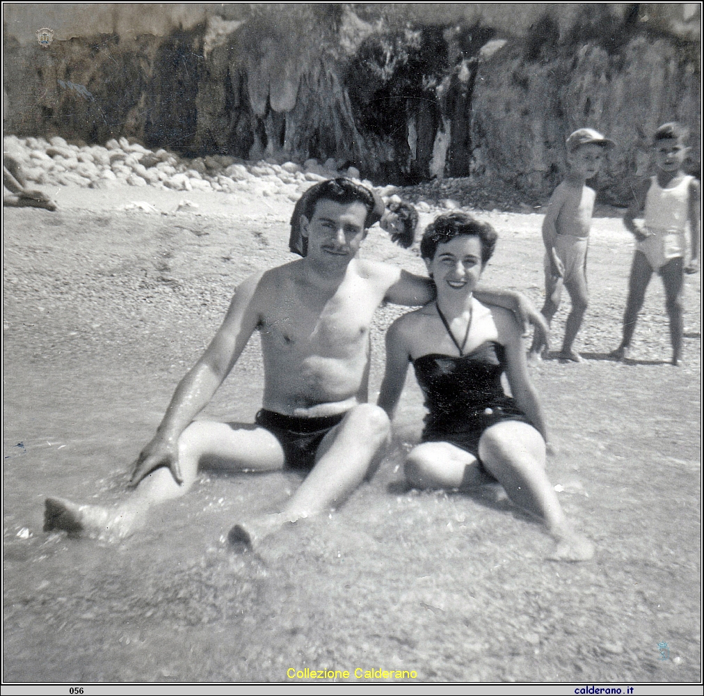 Giovanni e Pinuccia De Pasquale sulla spiaggia del Porto.jpeg