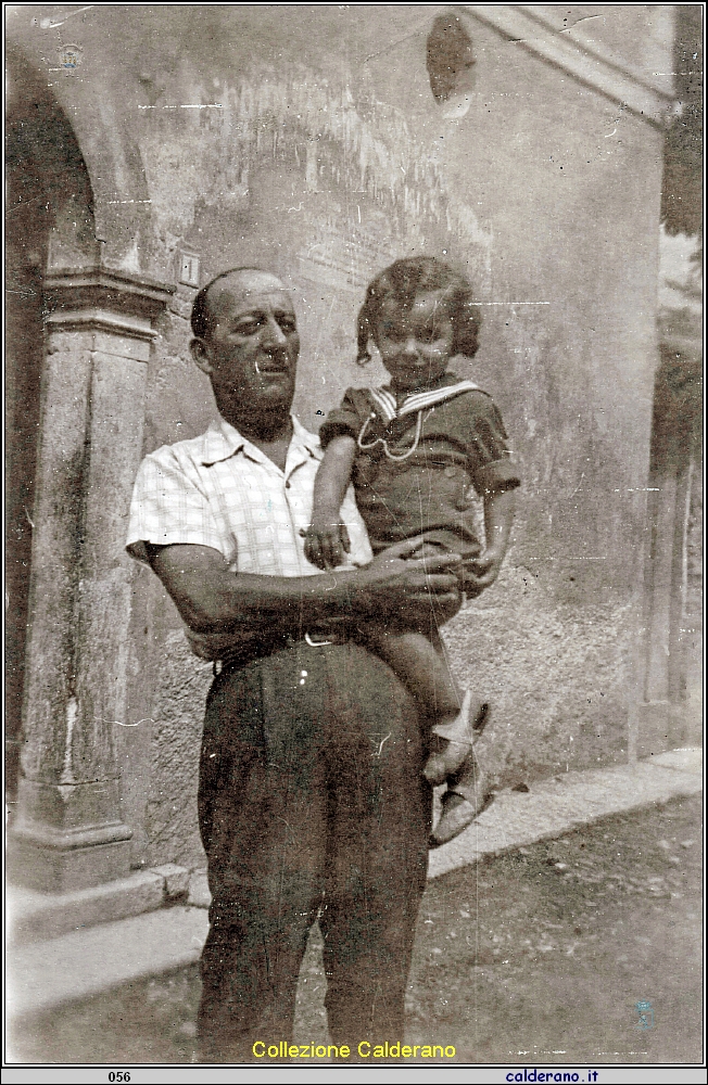 Io, piccolino, con i boccoli in braccio a Saverio De Pasquale.jpg