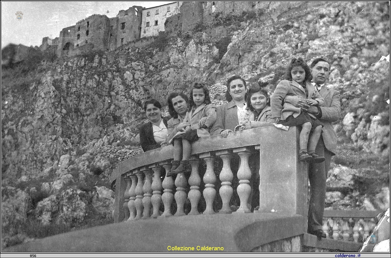Nannina e Giuseppina Liberatore, Maria Emilia Calderano, Fiorinella Gambardella, Adriana, Rosellina e Antonio Liberatore 30-11-1949.jpg