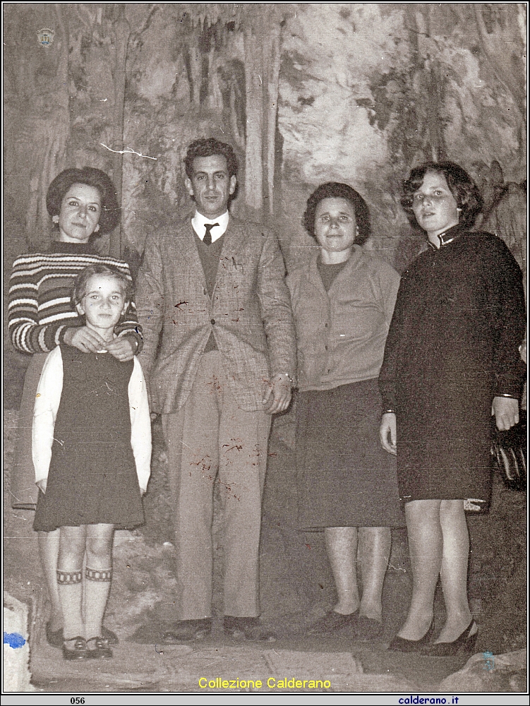Pinuccia  De Pasquale, Salvatore Crusco, Lucia Santopietro, Angelina Scopa e Maria Carmela Scopa 1964.jpg