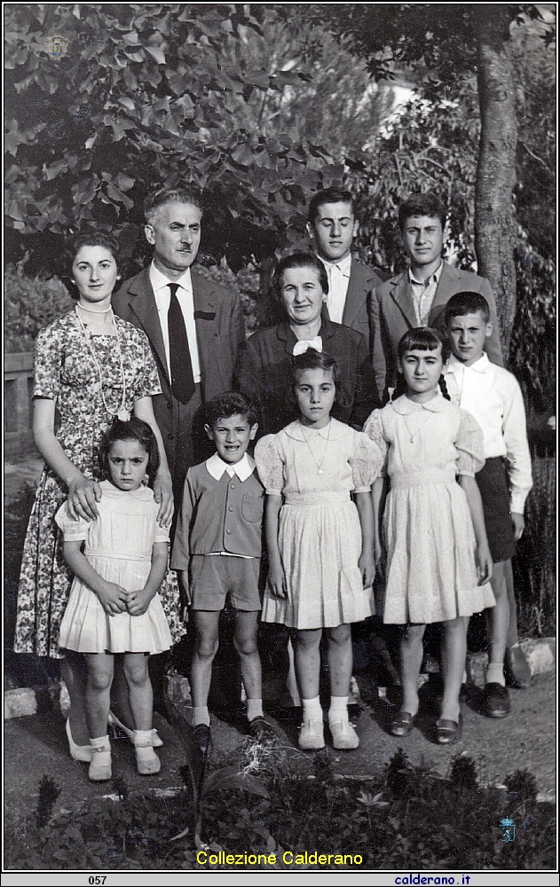Famiglia di Biagio Schettino alla Villa - Biasino di Vittoria.jpg
