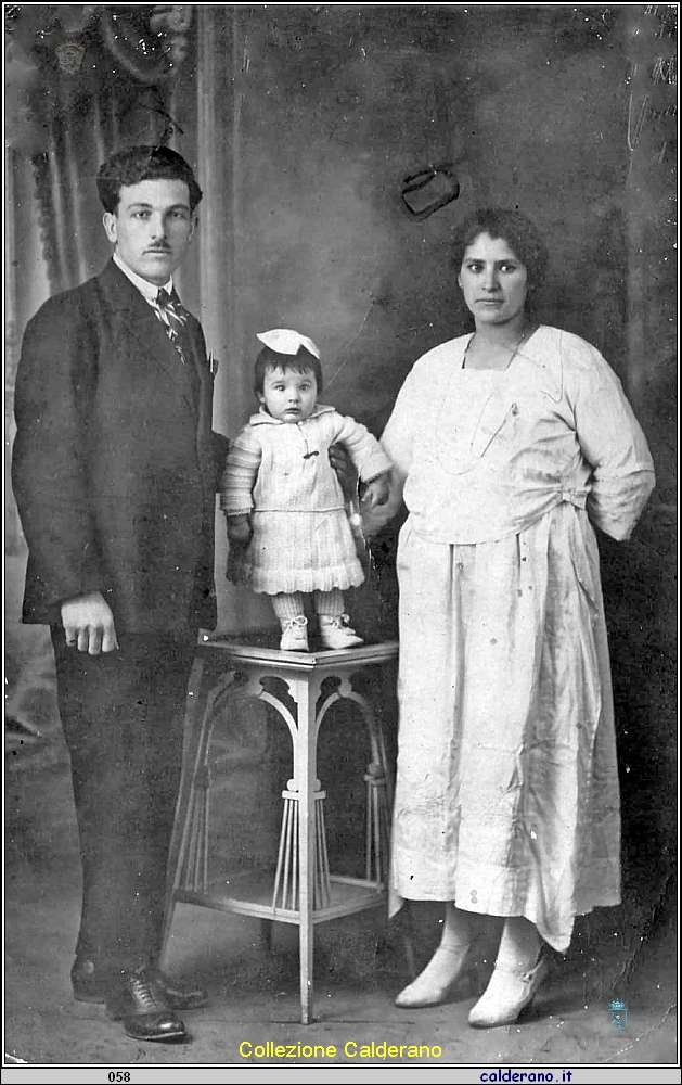 Andrea Maimone con la figlia Palmira e la moglie Teresa Monteleone 1926.jpg
