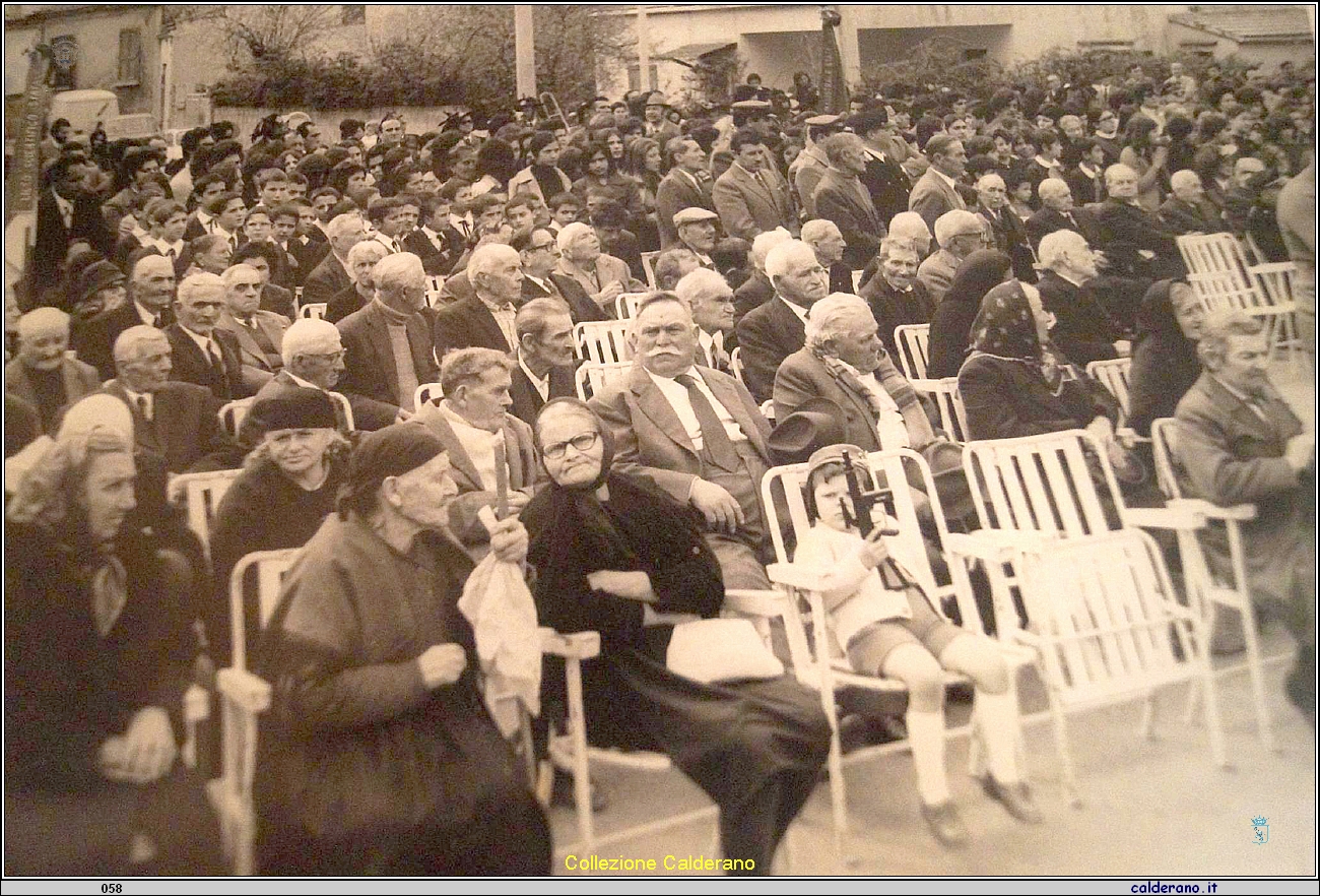 Consegna delle medaglie ai combattenti della guerra 1915-18.jpg