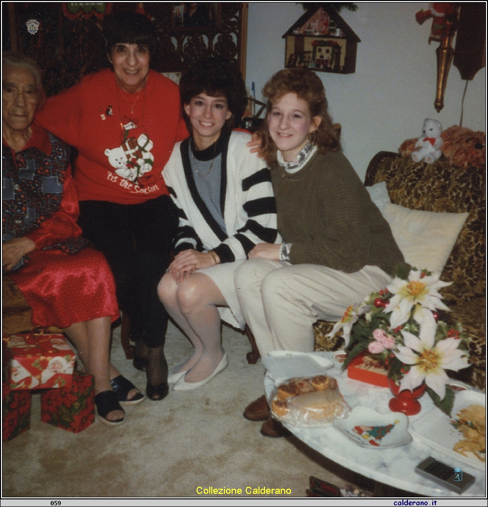 Clorinda Liberatore con la figlia Rosy e le nipoti Kerry e Jill 1988.jpeg