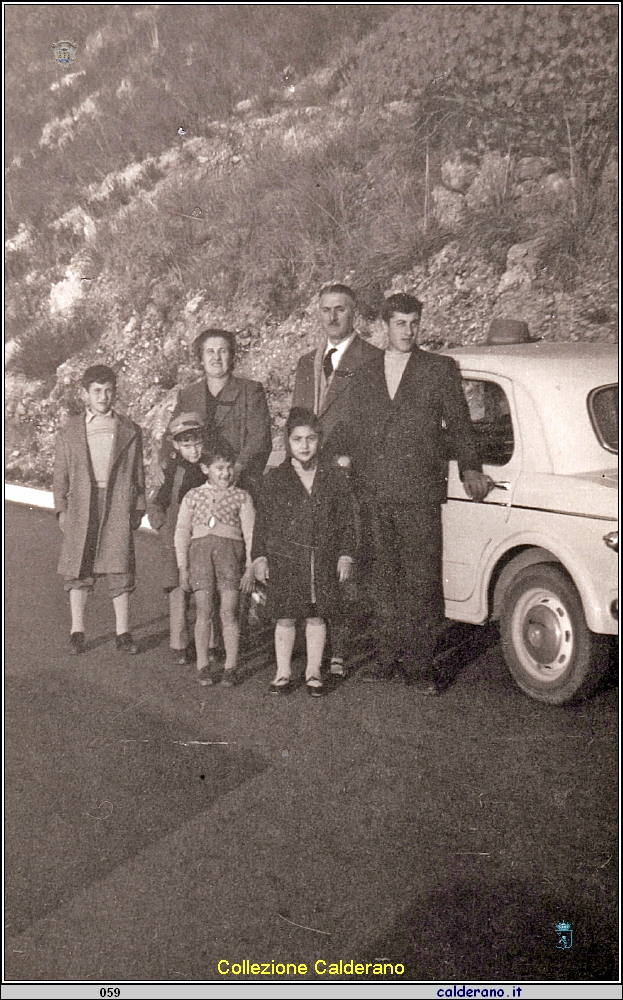 Famiglia Biagio Schettino con la 1100 - Biasino di Vittoria.jpg