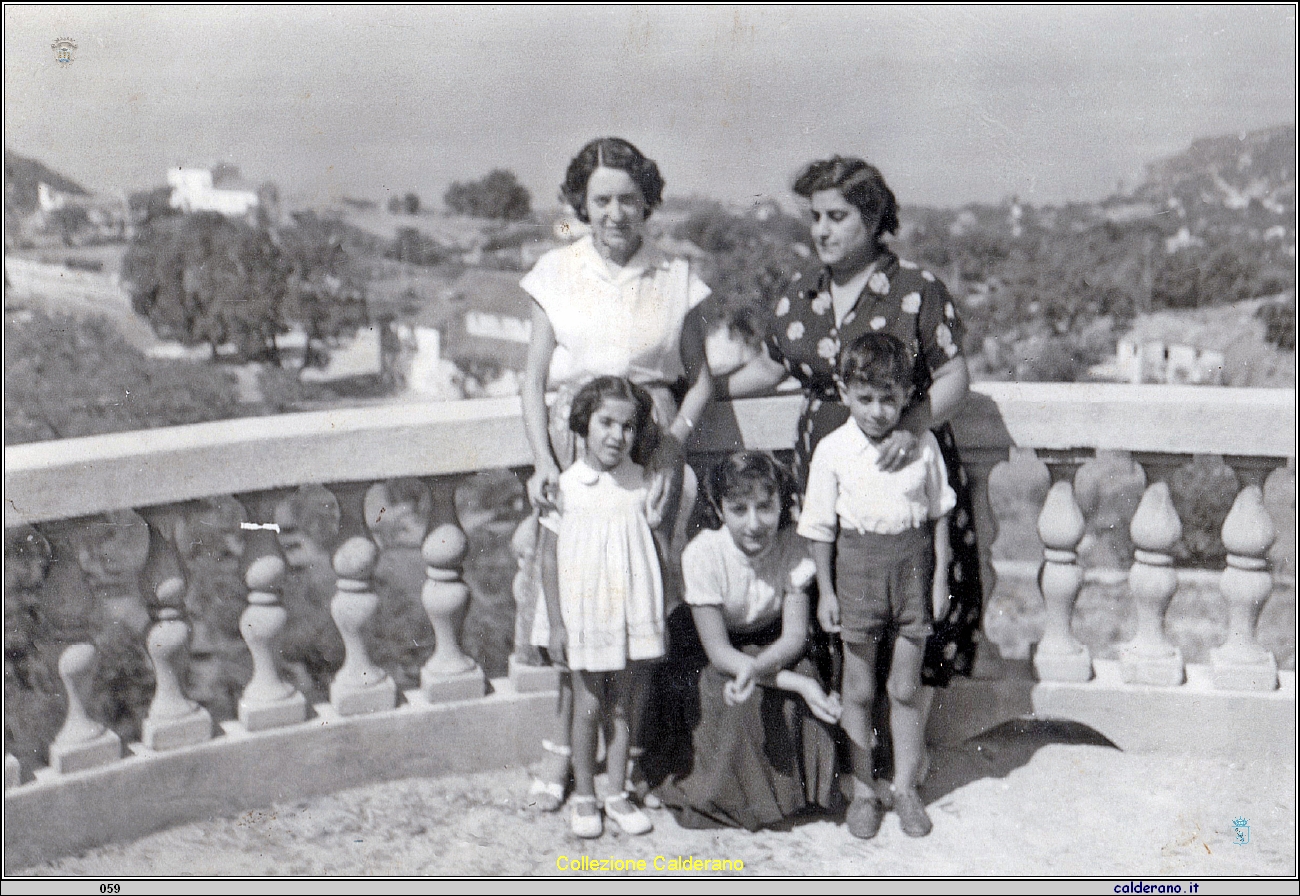 Irene Iannini nella Villa Comunale con i figli.jpeg