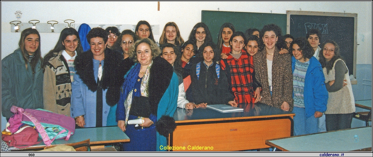 Carmelina Mazzeo e Maria Antonietta Mordente con le alunne del magistrale.jpeg