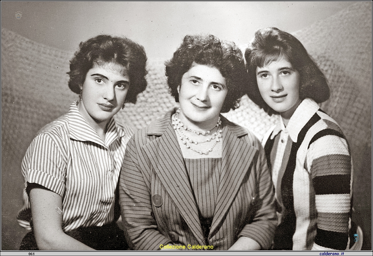 La Signora Caterina con le figlie.jpg