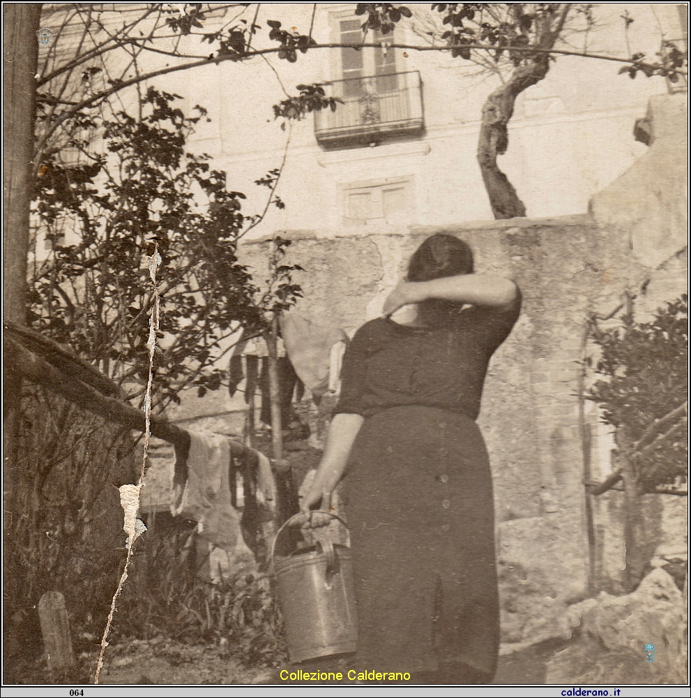 Giuseppina Liberatore alla fontana.jpg