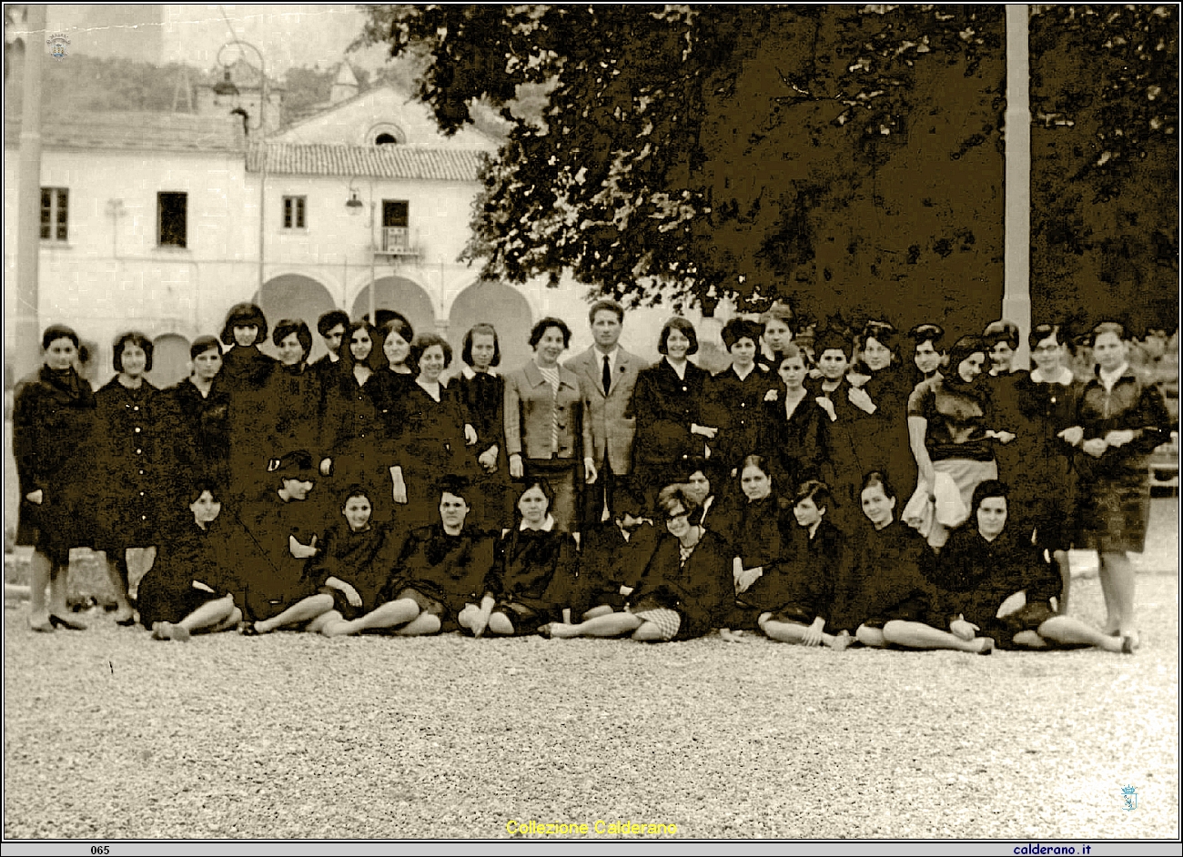 Alunne dell'Istituto Magistrale con Anna D'Alascio e Biagio Santoro.jpg