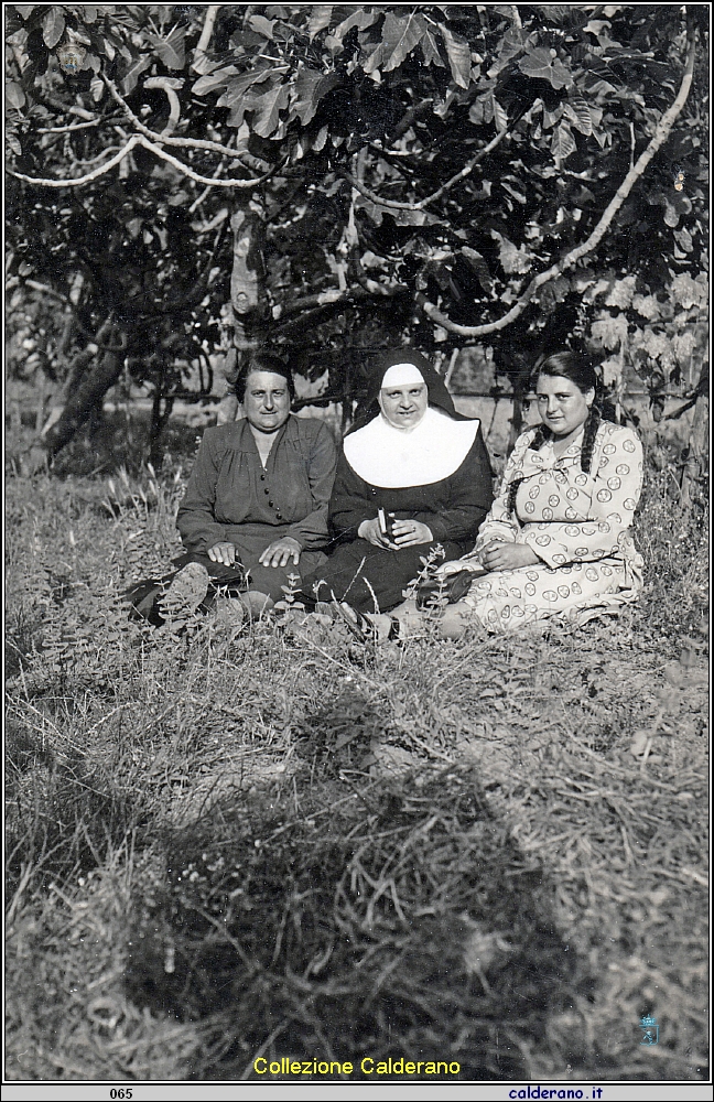 Maria Rosa Zaccaro con la Mamma e la suora.jpeg