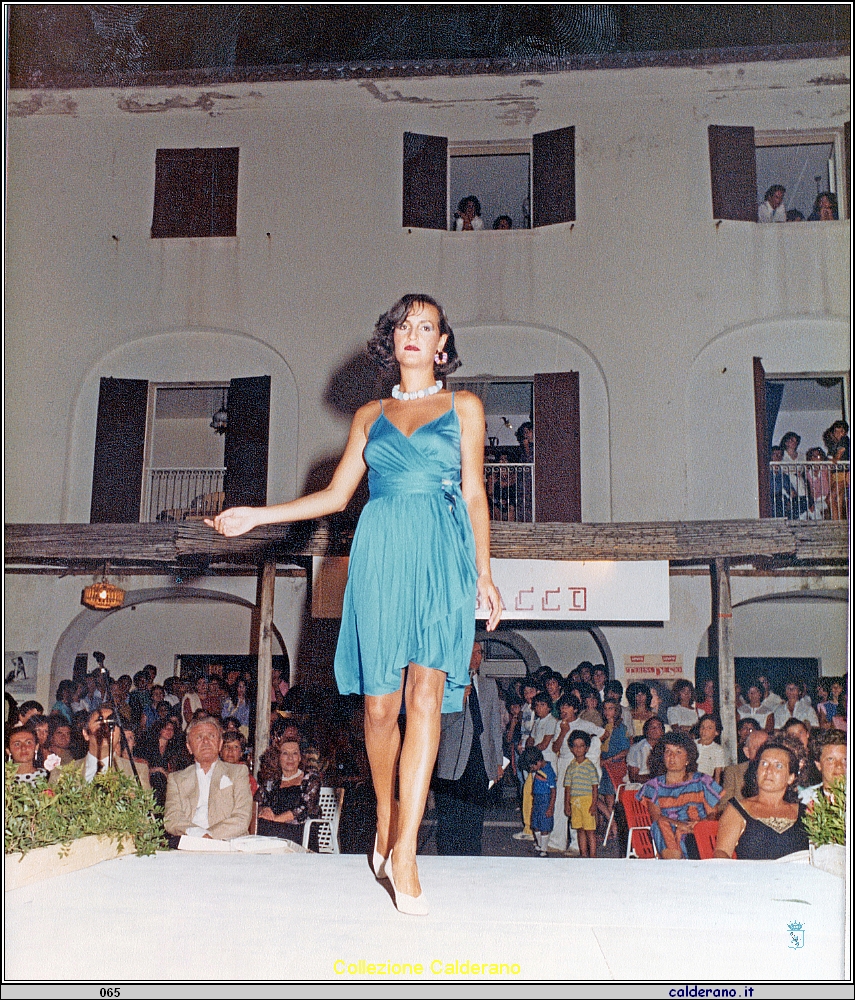 Passerella a Piazza del Gesu' di Moda e Mare 1983 1.jpeg