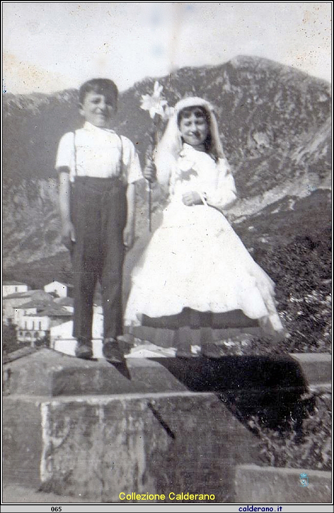 Prima Comunione di Fortuna Quero con il fratello Giovanni.jpg