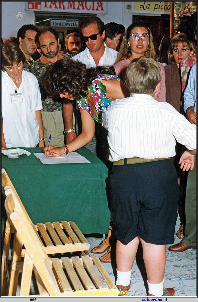 Tina Iannini firma alla mostra Filo d'Arianna 1991 3.jpeg