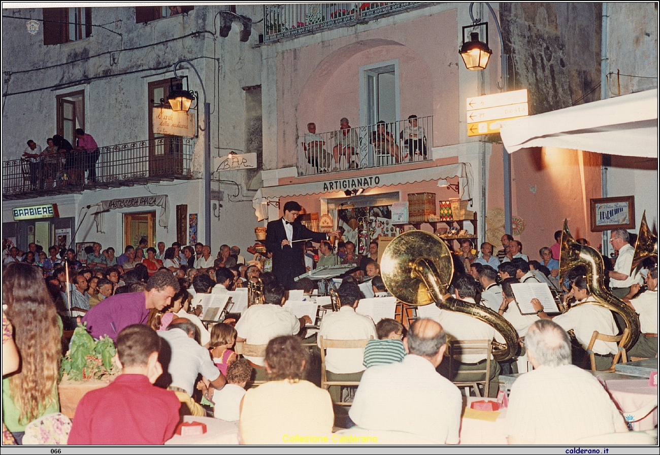 Concerto in Piazza Buraglia della Banda Musicale di Montescaglioso diretta da Rocco Eletto - agosto 1993 3.jpeg