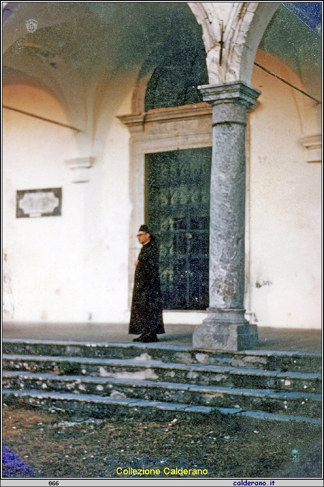 Don Domenico Dammiano sotto il portico della Basilica.jpeg