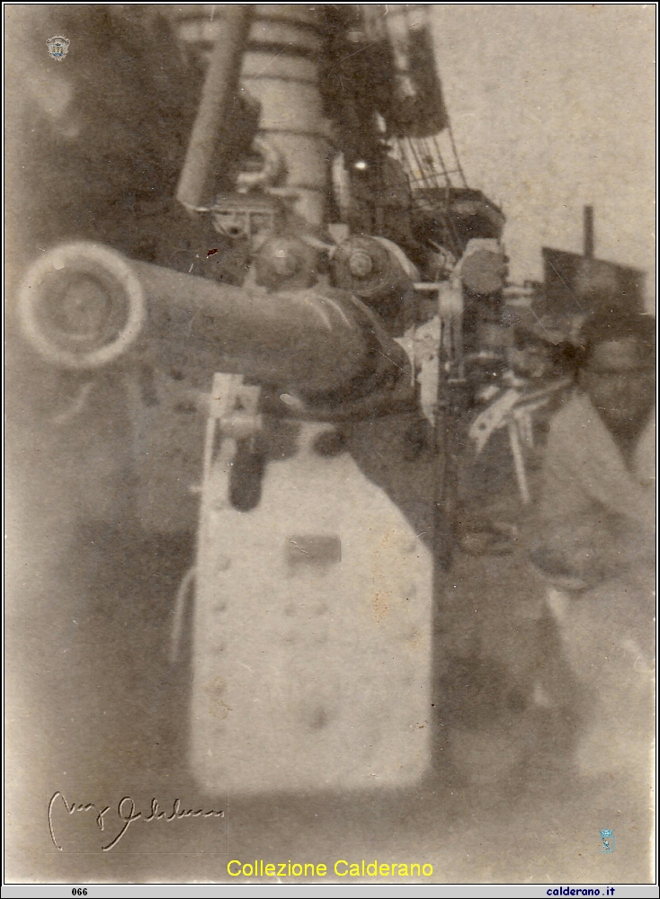 Giuseppe Calderano con il cannone da 305 sulla corazzata Andrea Doria 1939.jpg