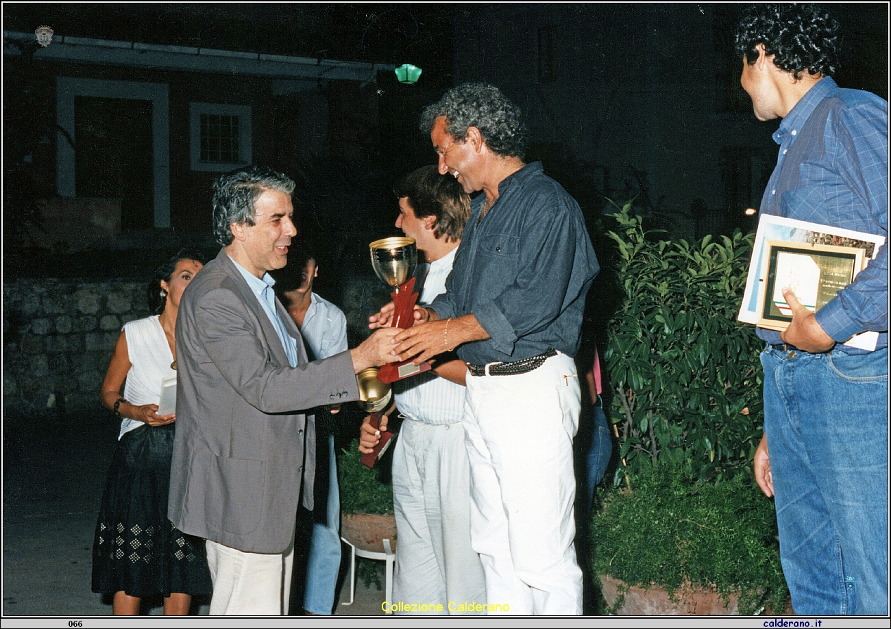 Pietro Limongi premia 1986 5.jpeg