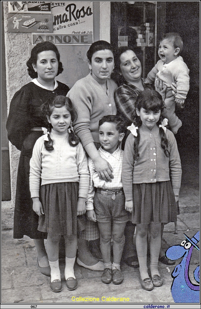 Assuntina e Carmela Zietta Avigliano, Mafalda Salvato, Umbertino Avigliano, Maria Gambardella, Umberto e Gina Avigliano - Gennaio 1956.jpeg