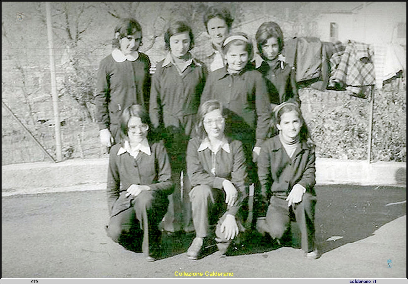 Alunne di Terza media con la Insegnante Lucia Cortese Zaccaro 1975.jpg