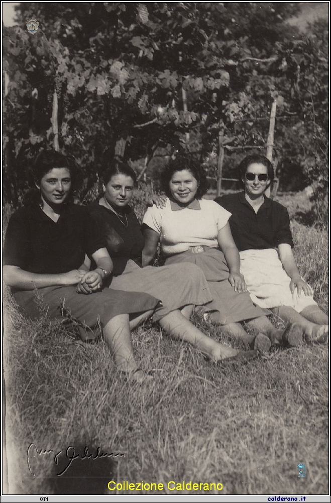 Signorine sedute con Vincenza Zaccaro di Cersuta, Maria Rosa Zaccaro Limongi di Fiumicello, ---- ---- e Mariarosa Zaccaro di Cersuta .jpeg