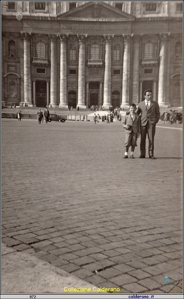 Insieme a Luigi Calderano di Alberto in Piazza San Pietro 1955 .jpg